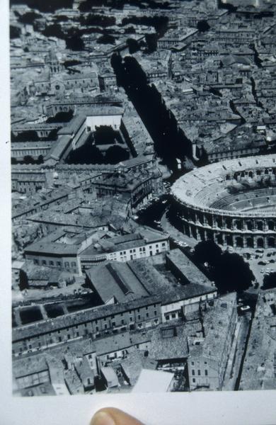 Vue aérienne vers 1950, collection du musée archéologique de Nîmes.