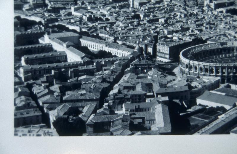 Vue aérienne vers 1950, collection du musée archéologique de Nîmes.