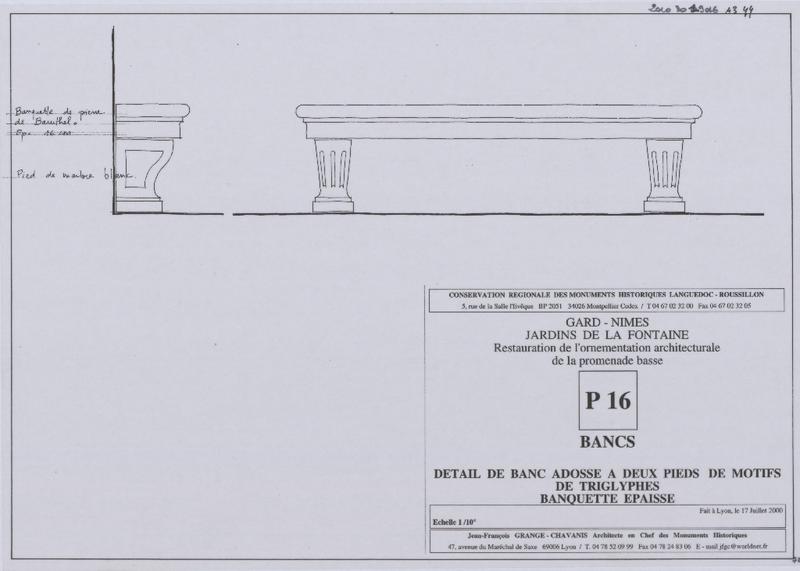 Restauration de l'ornementation architecturale de la promenade basse. P15. Bancs. Détail de banc adossé à deux pieds de motifs de triglyphes, banquette épaisse.