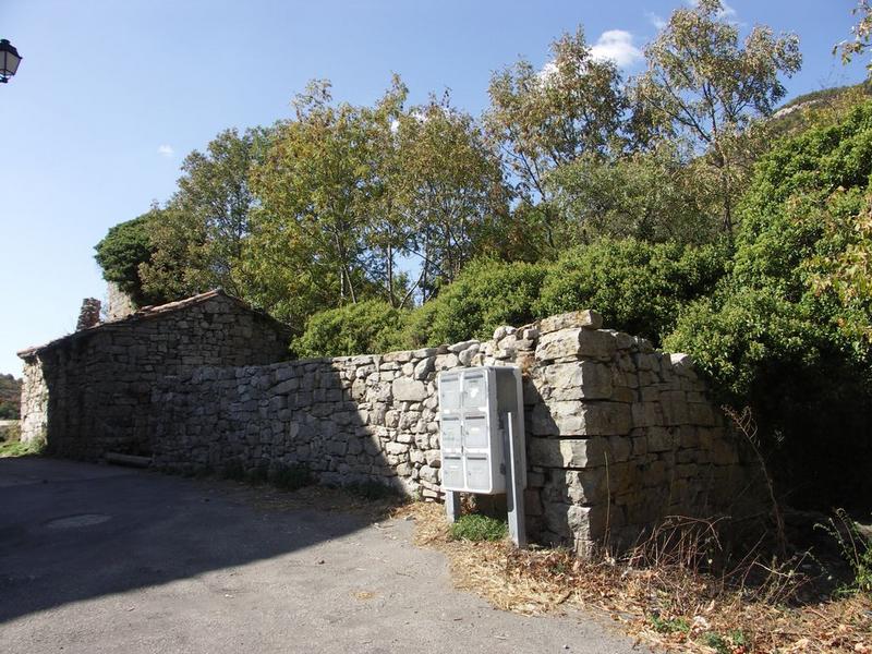 Mur sud de l'enceinte.