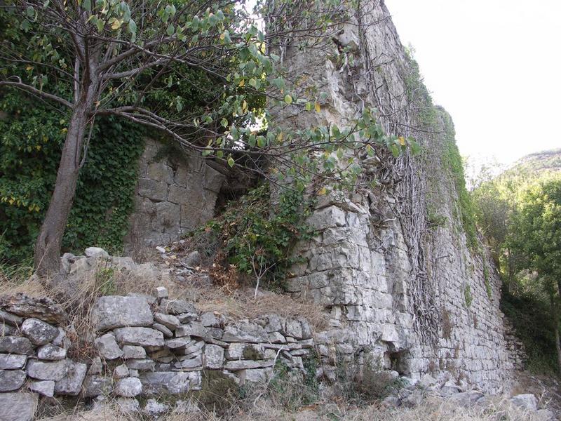 Angle Est de l'enceinte : porte.