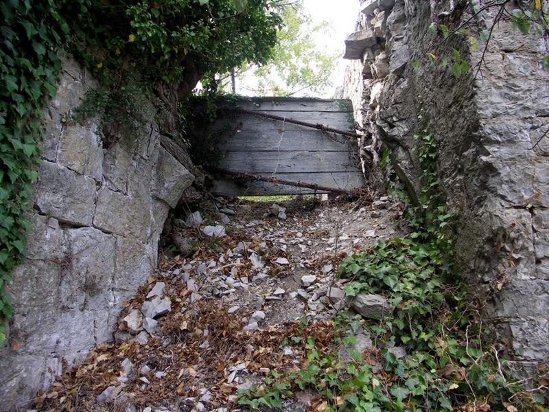 Angle est de l'enceinte : détail de la porte.