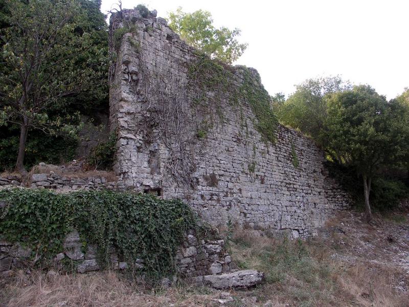 Mur nord-est de l'enceinte, côté entrée.