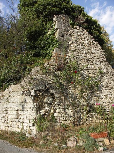 Angle sud de l'enceinte : tour à l'arrière plan.