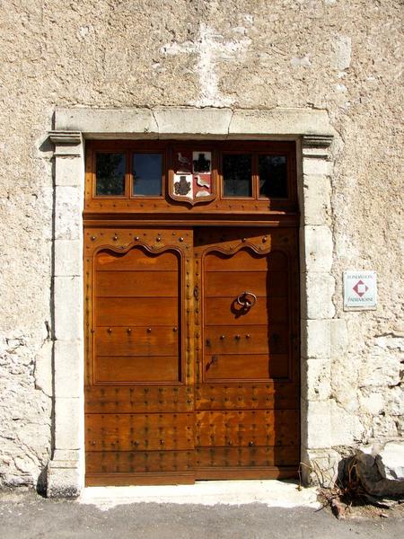 Façade principale : détail de la porte d'entrée.