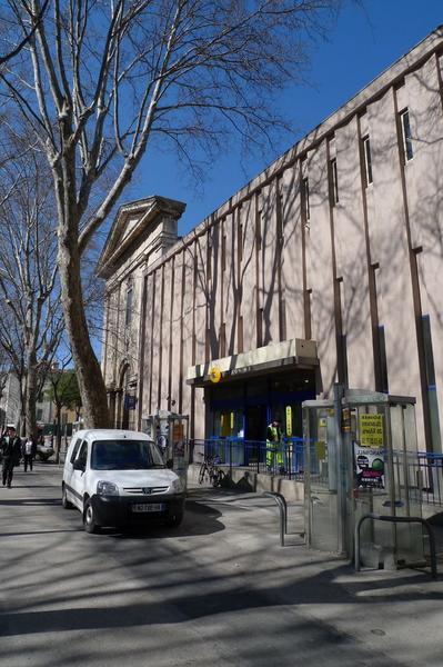 Alignement du boulevard : poste et église.