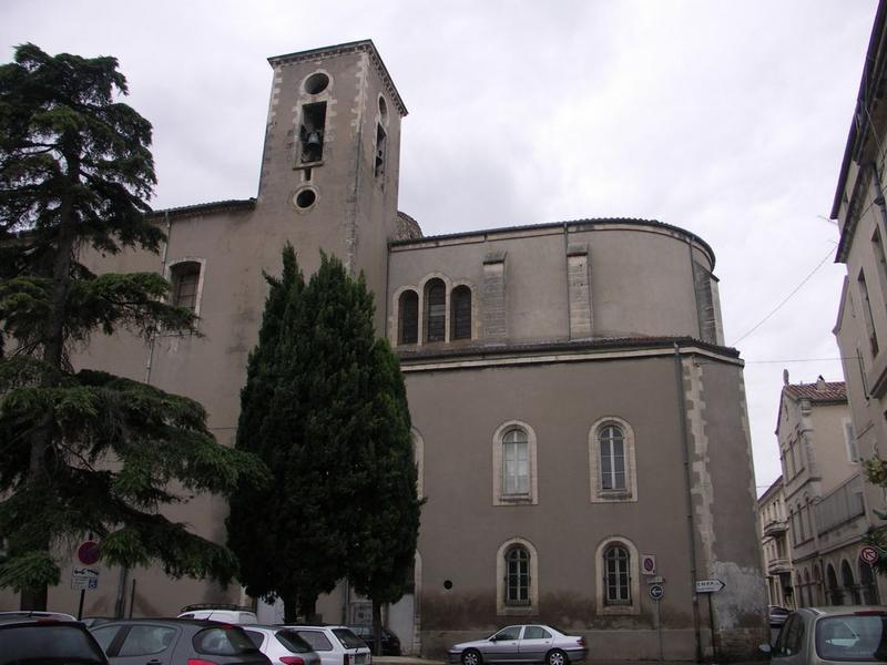 Chevet et clocher vus du nord-est, depuis la place.