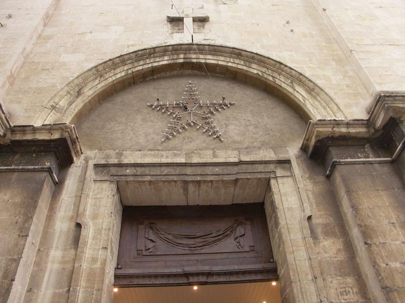 Façade sur le boulevard : détail de la porte d'entrée.