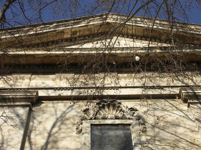 Façade sur le boulevard : détail du fronton.