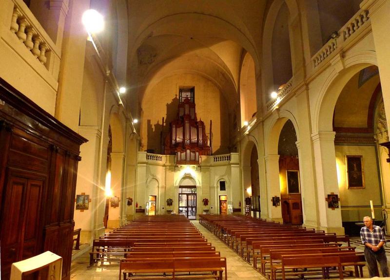 Nef : vue depuis le choeur vers l'entrée.