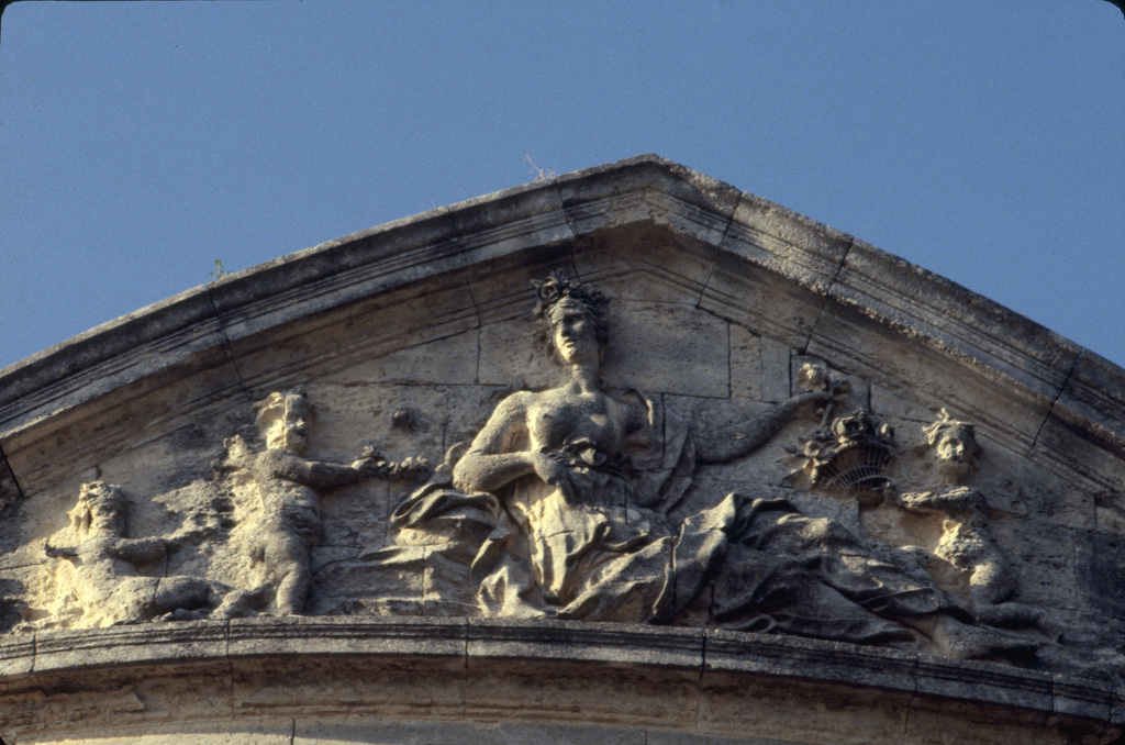 Elévation sud. Fronton.