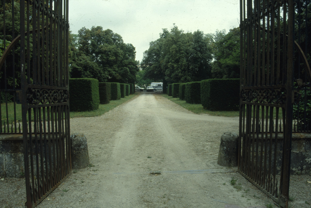 Allée d'entrée.