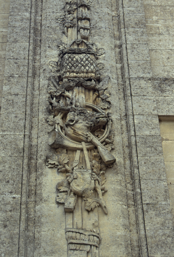 Façade principale. Tables sculptées du corps central. Façade principale.