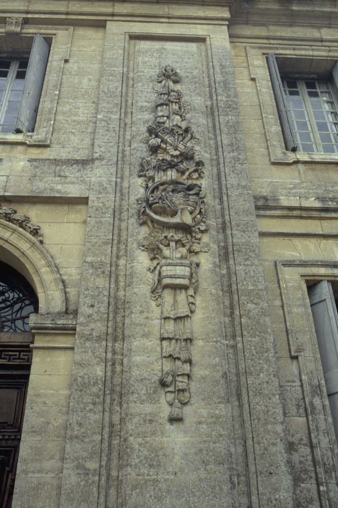 Façade principale. Tables sculptées du corps central.