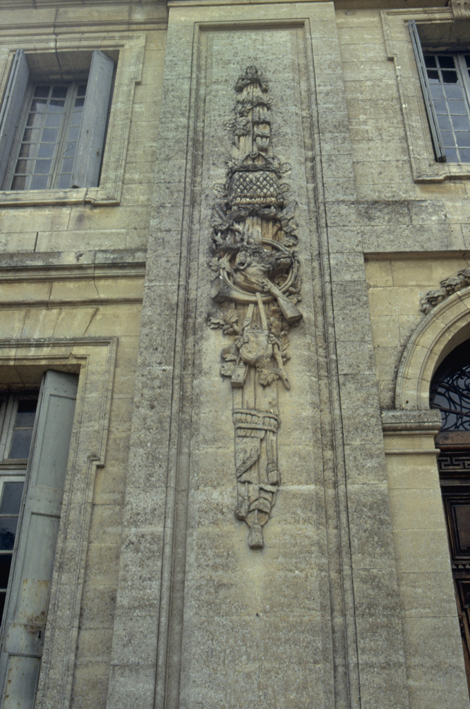 Façade principale. Tables sculptées du corps central.