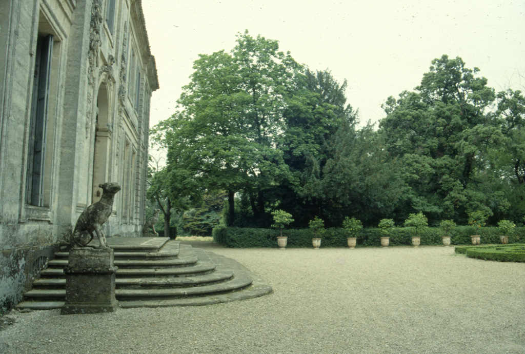 Façade principale. Perron. Chien.