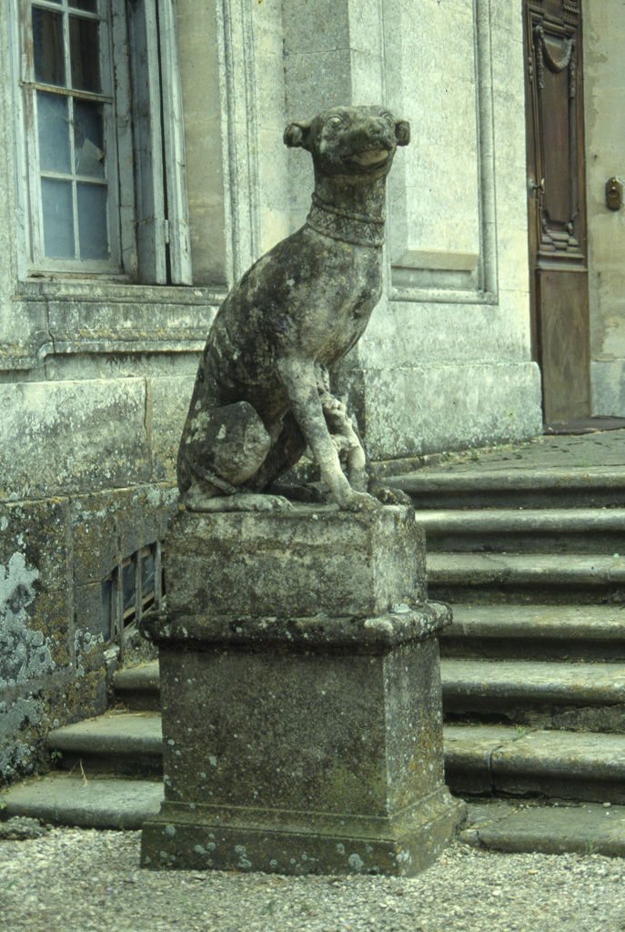 Façade principale. Perron. Chien.