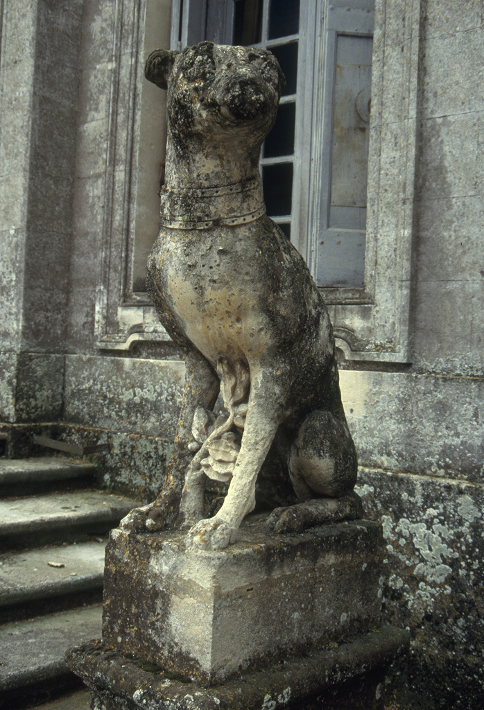 Façade principale. Perron. Chien.