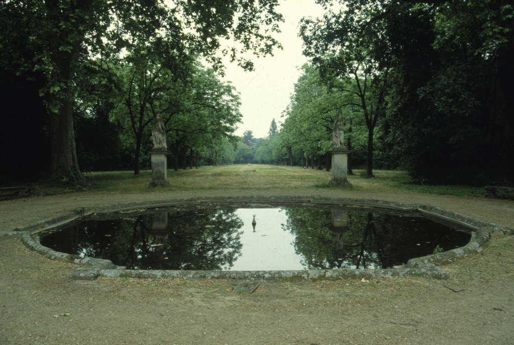 Façade sur le jardin. Bassin