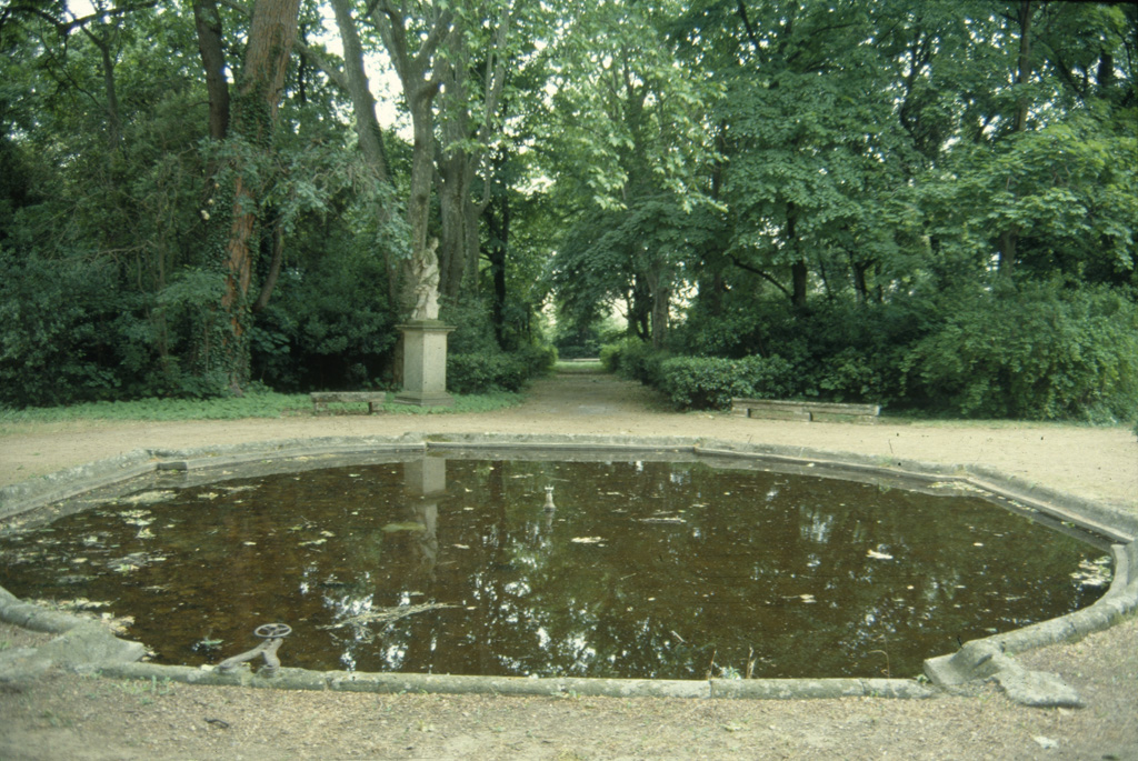 Façade sur le jardin. Bassin