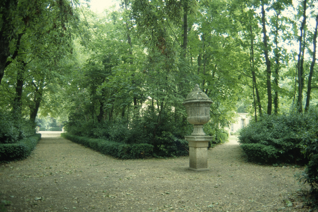 Jardin. Allées.