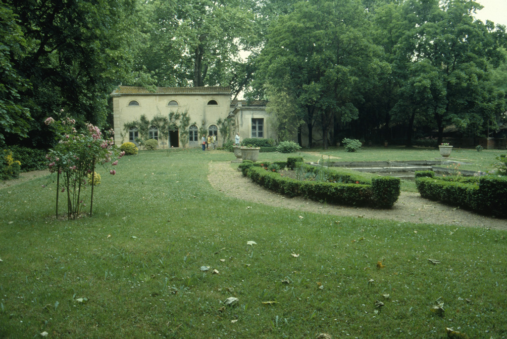 Pavillon à deux ailes.