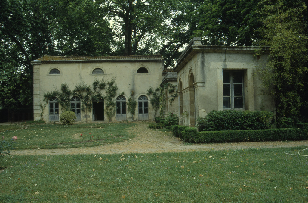 Pavillon à deux ailes.