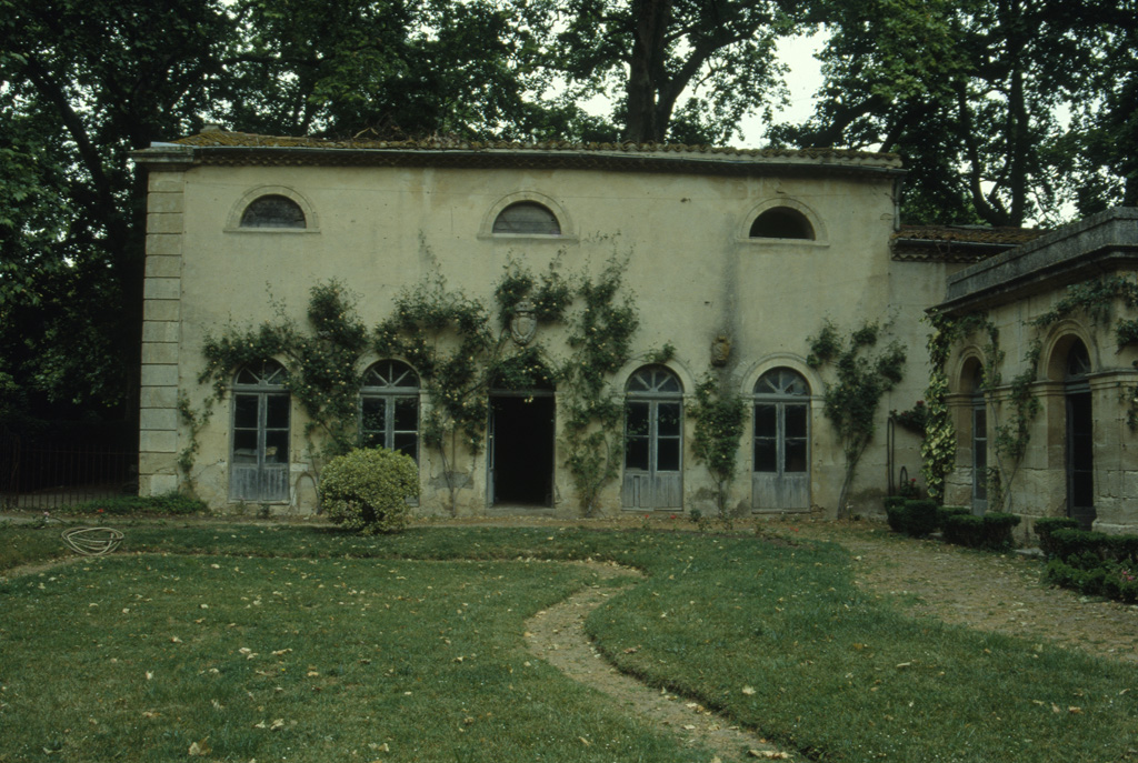 Pavillon à deux ailes.