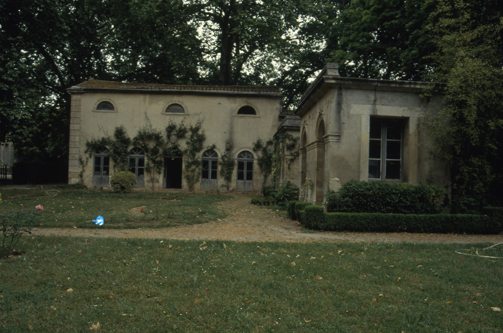 Pavillon à deux ailes.