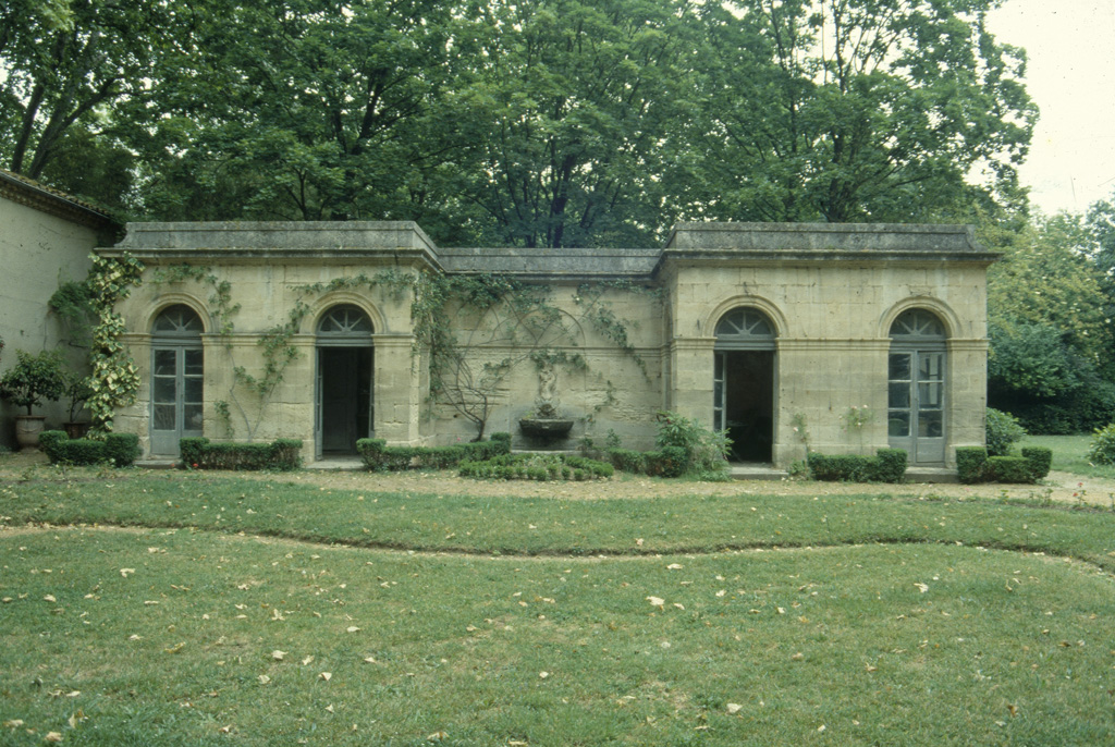 Pavillon à deux ailes.