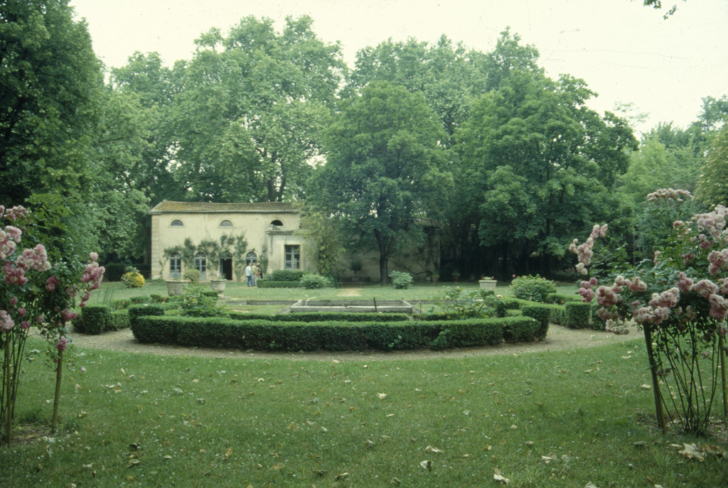 Pavillon à deux ailes.