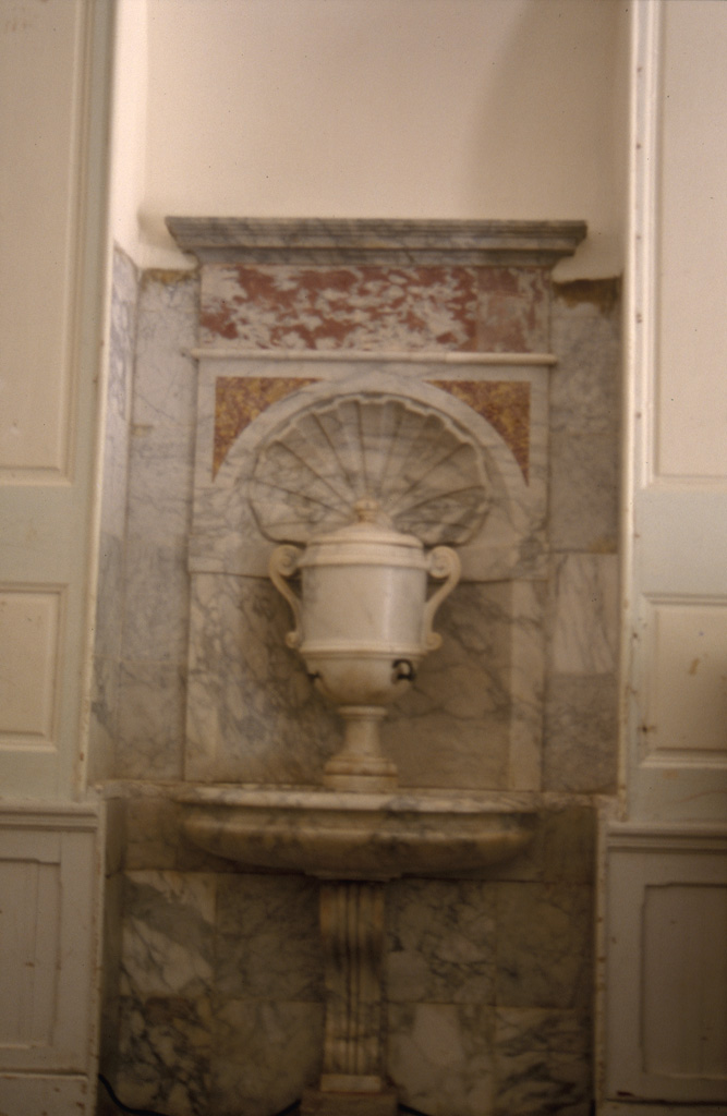 fontaine murale sur vasque en marbres polychromes en rez-de-chaussée