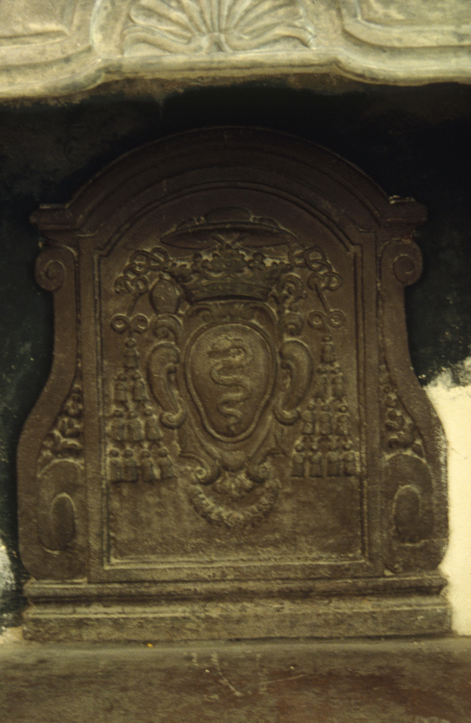 Plaque de cheminée aux armes des évêques.