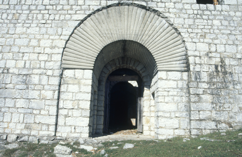 Façade sud-est. Porte.