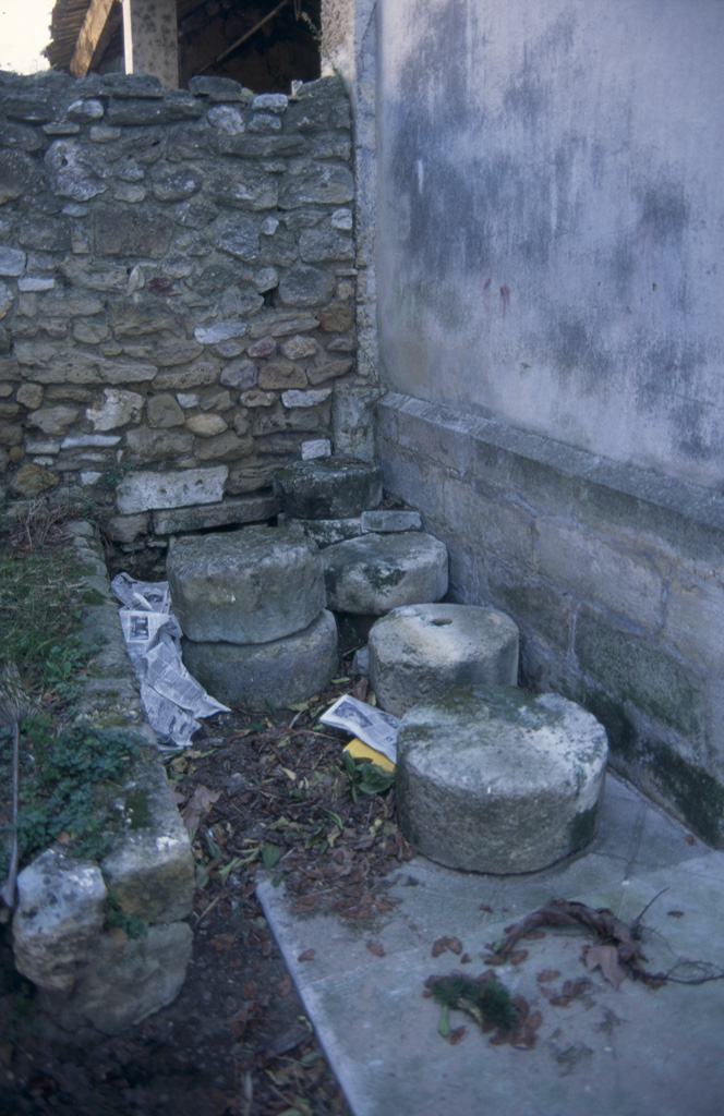 Vestiges lapidaires, tambours de colonnes devant l'entrée ouest de la chapelle