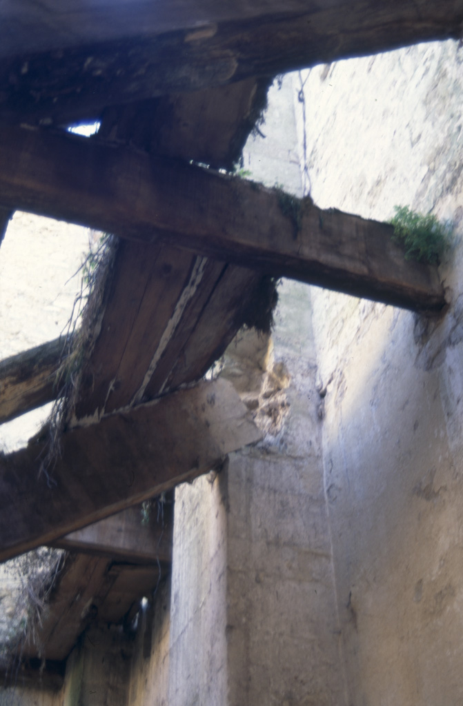 Mur nord de la chapelle, détail d'un contrefort