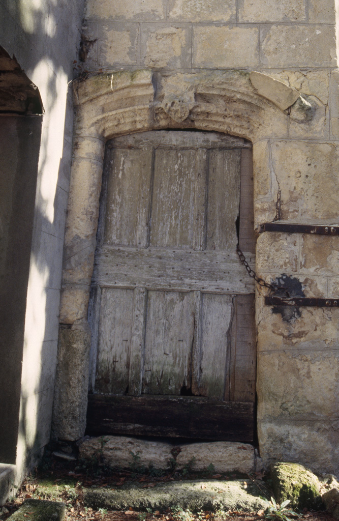 Porte de l'escalier en vis, extérieur avec écu armorié