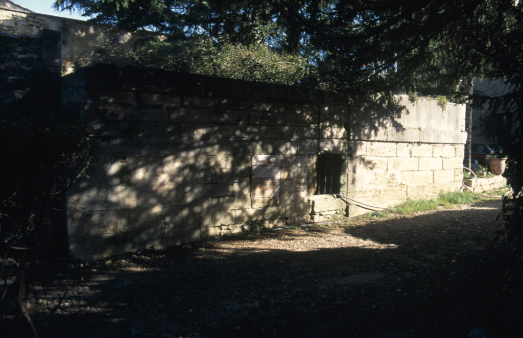 Jardin. Puits et citerne.