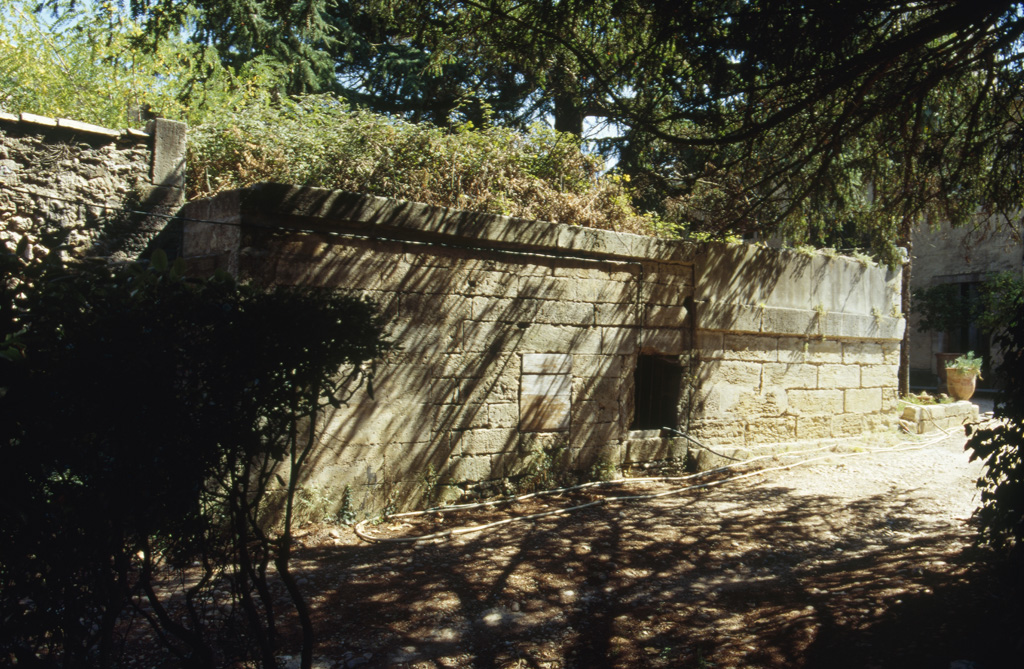 Jardin. Puits et citerne.