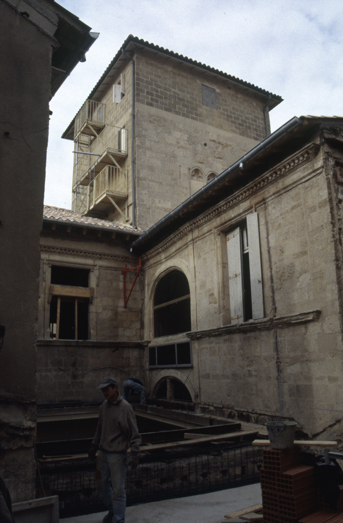 Façades sur cour et tour (mars 1999).