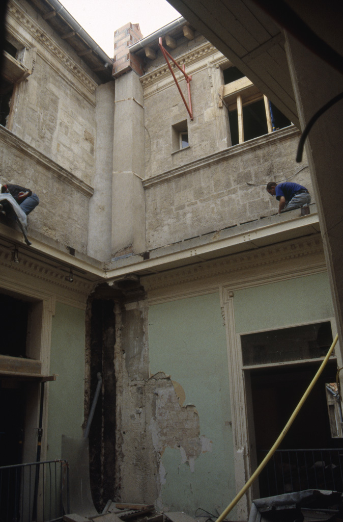 Façades sur cour et tour (mars 1999).