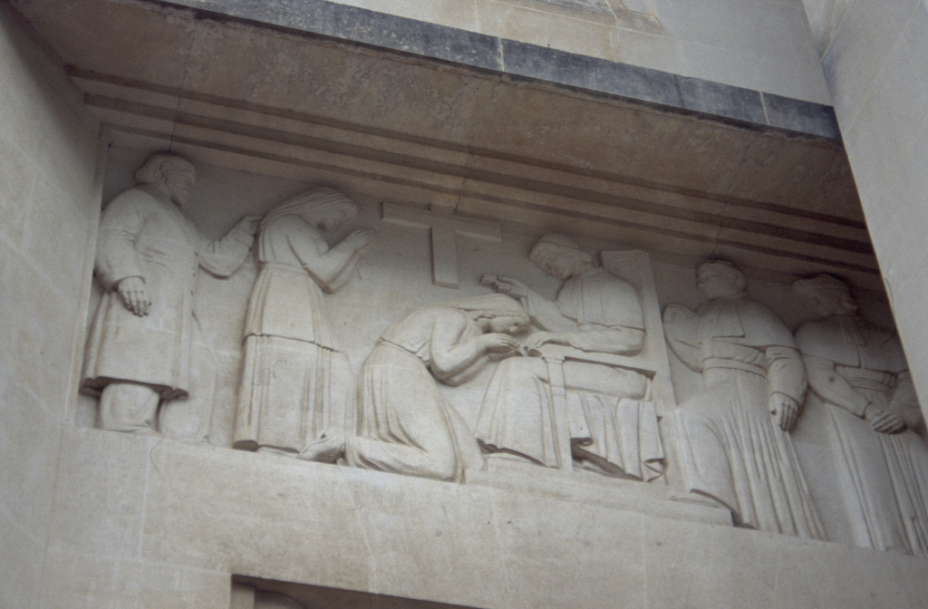 Extérieur. Bas-relief de la façade.