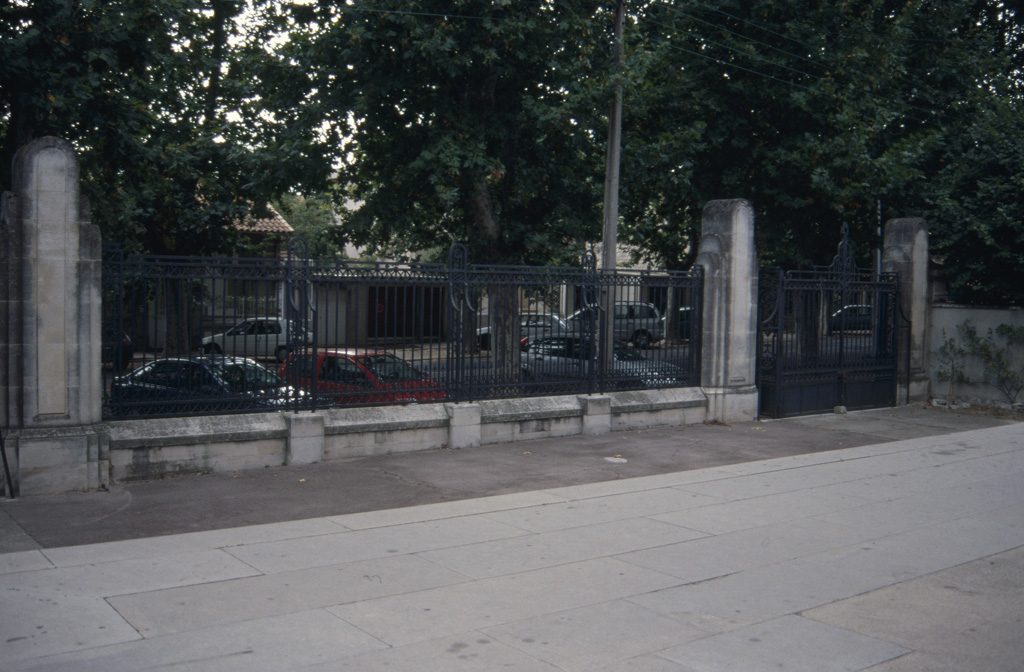 Extérieur. Clôture, grille d'entrée.