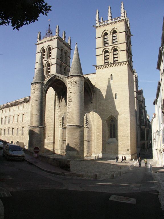 Parvis de la cathédrale et rue Ecole de Médecine