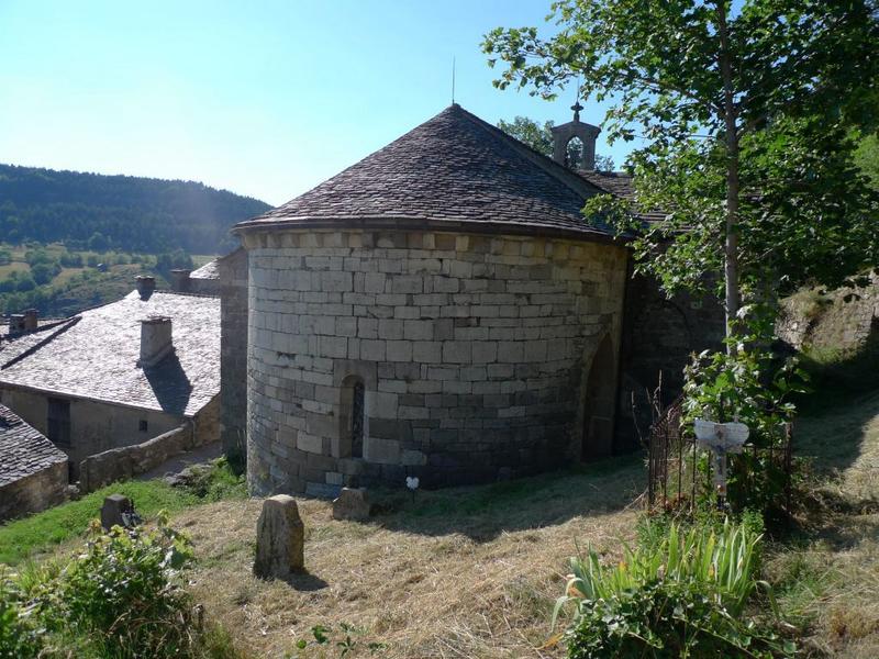 Vue du chevet depuis le cimetière.