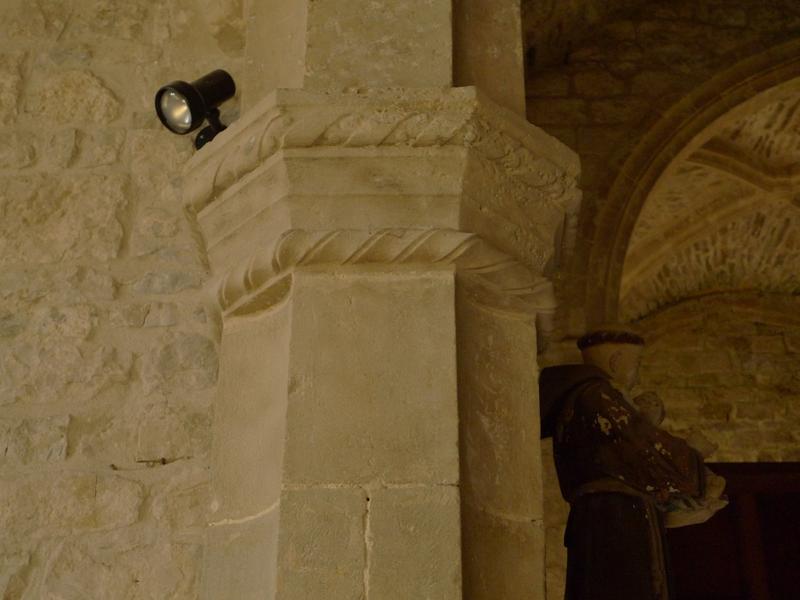 Mur sud : détail de la retombée des arcs de la chapelle centrale.