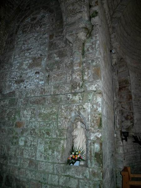 Vue intérieure de la chapelle nord-est : détail du culot et de la niche.