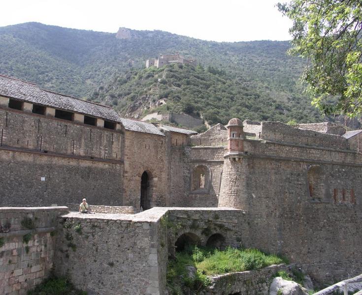 Vue du fort, depuis la porte de France de la place de Villefranche.