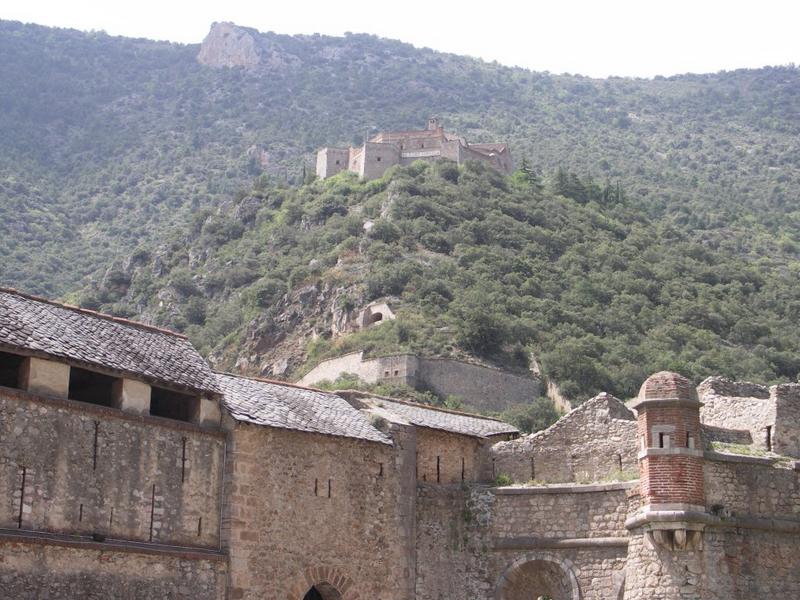 Vue du fort, depuis la porte de France de la place de Villefranche.