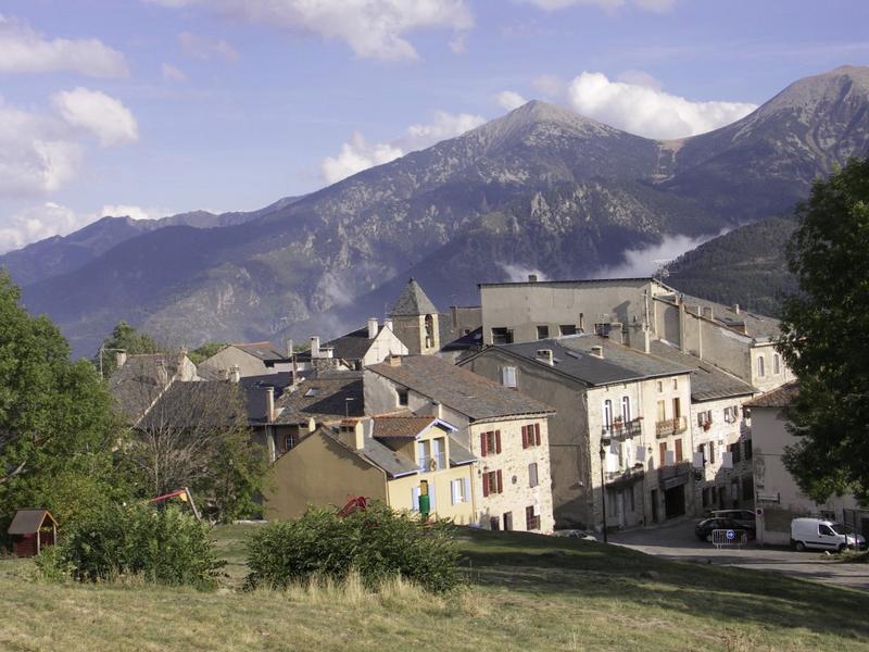 Vue de la partie est de la ville depuis le sud de la citadelle. Au centre le clocher de l'église de la ville.